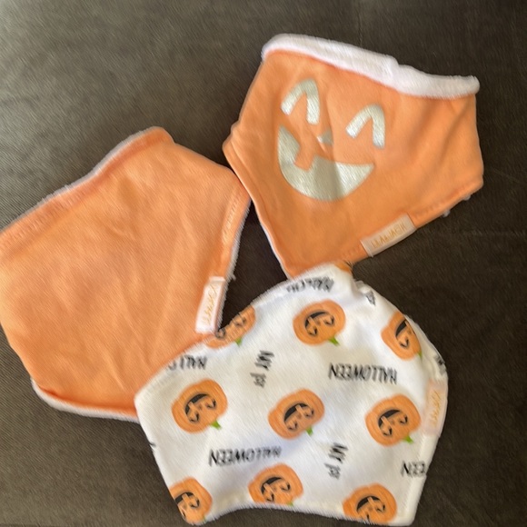5 piece Halloween Thanksgiving one piece 3 Halloween pumpkin bibs and a onesie - Picture 14 of 14